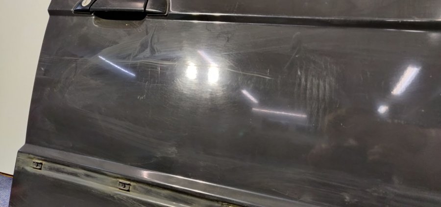 BMW E34 mit stark beschädigtem Lack